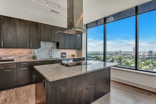 Building Photo - Skyline Views + Luxury Living | Up to 4 We... Unit HOM Rental