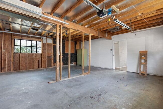 Photo - 3 Bedroom 2 Bath Conveniently Located House!