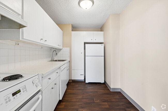 2BR, 2BA - 1,075SF - Kitchen