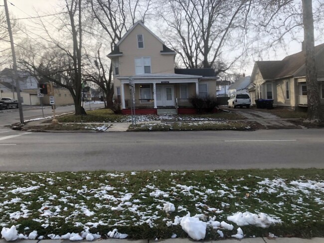 Building Photo - Very well decorated and furnished 4 BR hou... Rental
