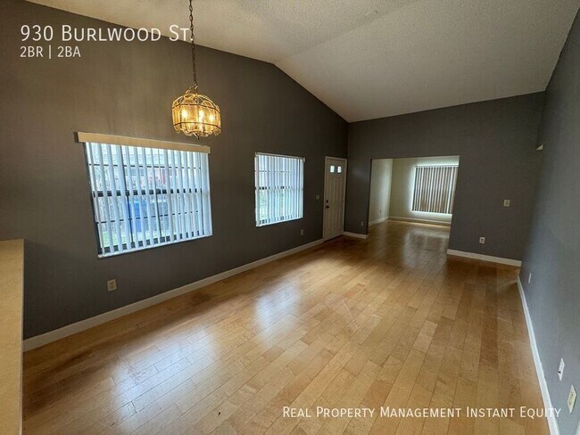 Photo - 930 Burlwood St