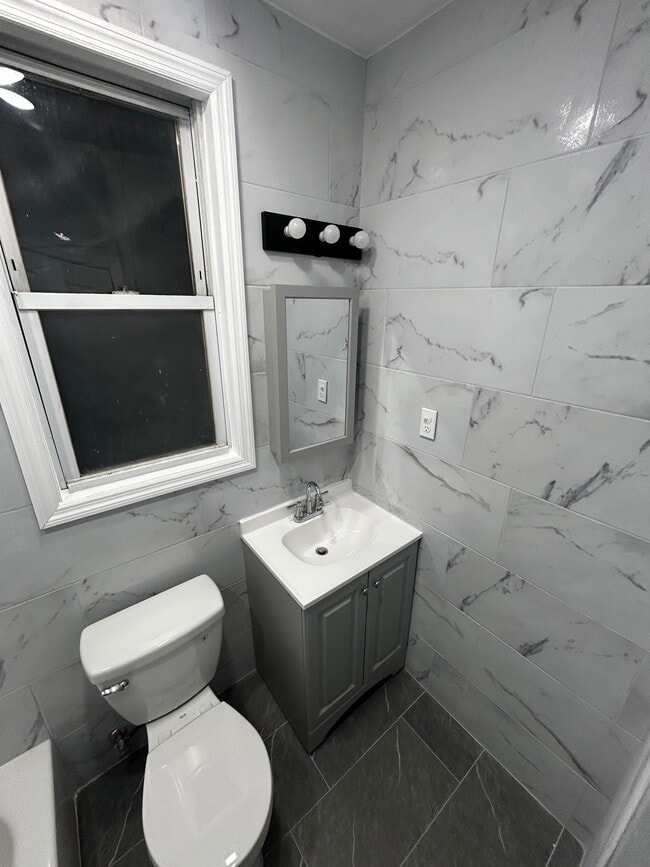 Bathroom - 100 Clarke Ave Unit 100