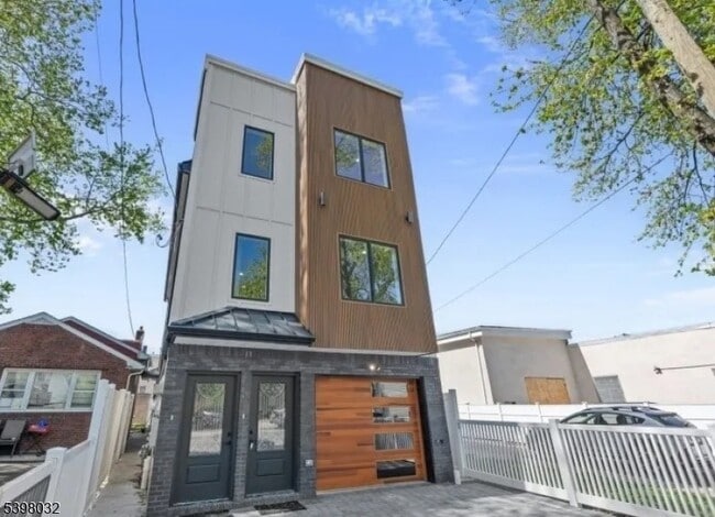 Building Photo - 13 Brook St Unit 2