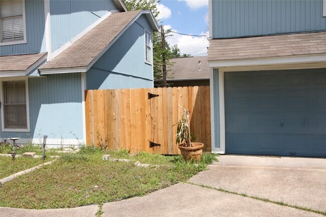 Photo - 5400 Sheldon St