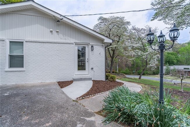 Photo - 194 Melanie Ln