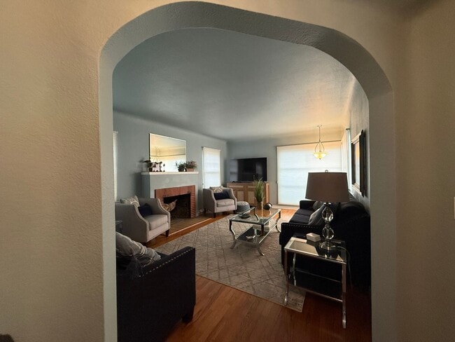 Building Photo - Great Seabright area 2/1 Fully Furnished Home