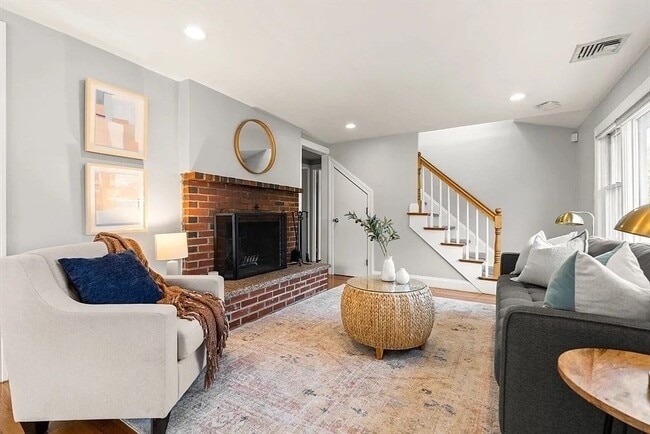 Building Photo - 334 Mystic St