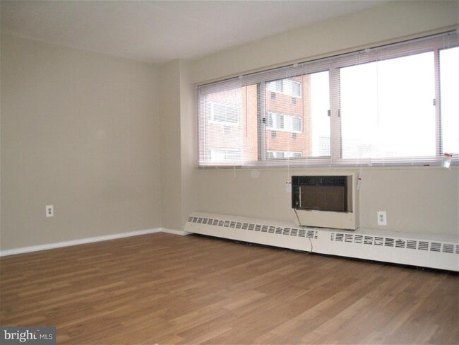 Building Photo - 2101 Chestnut St Unit 1224