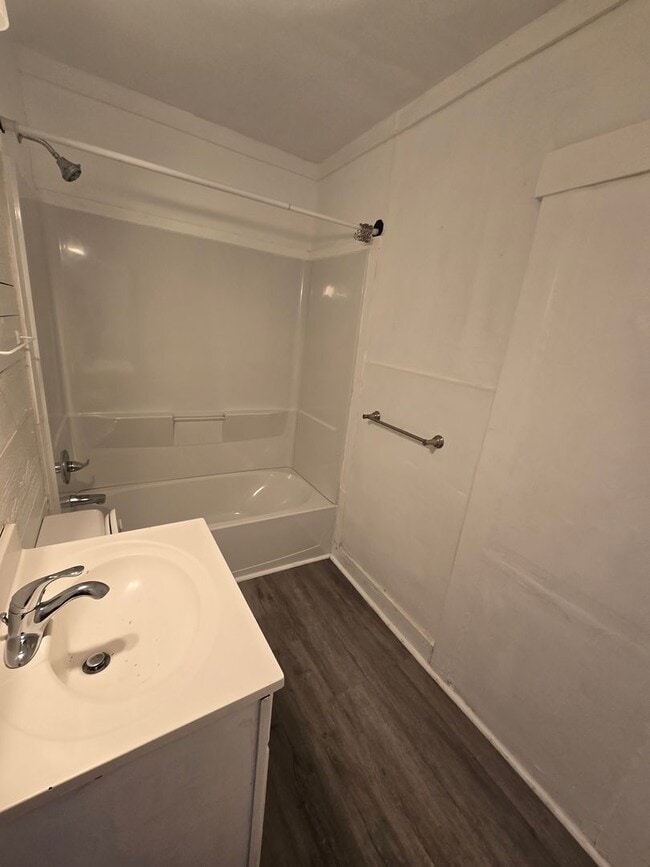 Photo - Adorable 3 bed 1 bath house! Spacious unit!