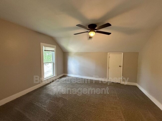 Photo - 921 Kent Ln S