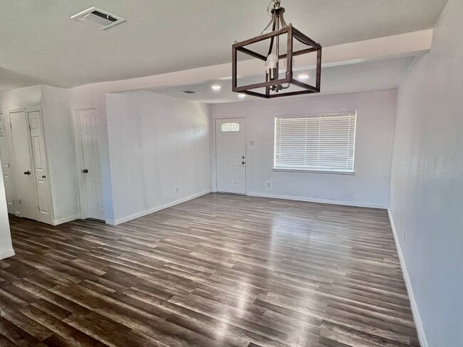 Photo - 421 W Grubb Dr