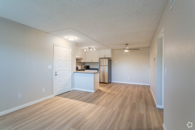 2BR, 1BA - 735 SF