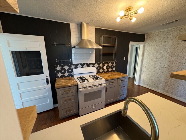 Photo - 306 N Elm St