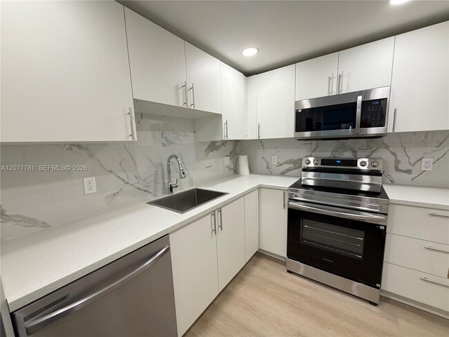 Building Photo - 400 Kings Point Dr Unit 604