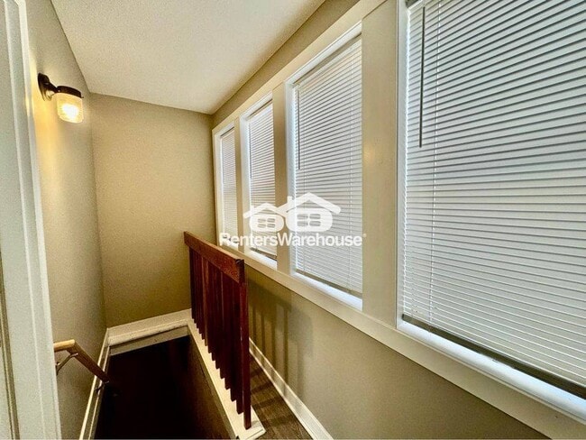 Building Photo - 1138 E 8th St Rental