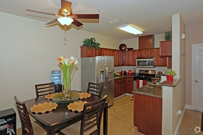 2BD, 2BA - 975 SF