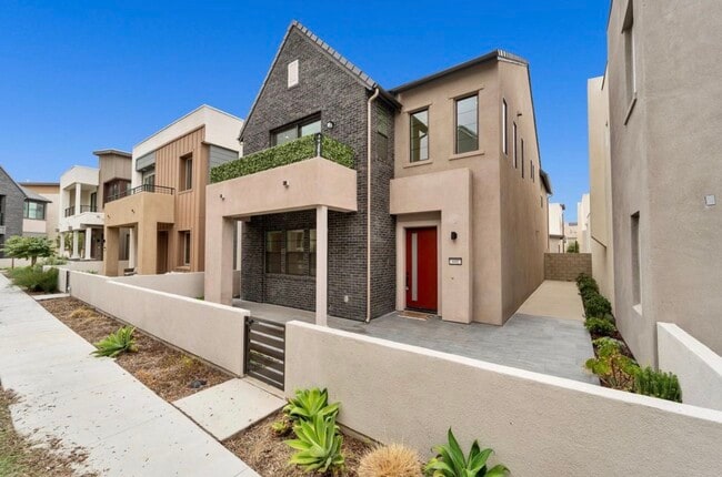 Building Photo - 440 Chorus