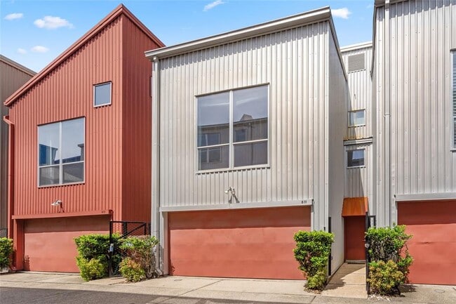 Building Photo - 811 Robin St Rental