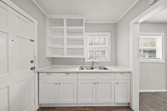 Building Photo - 1721 W 5th St Rental