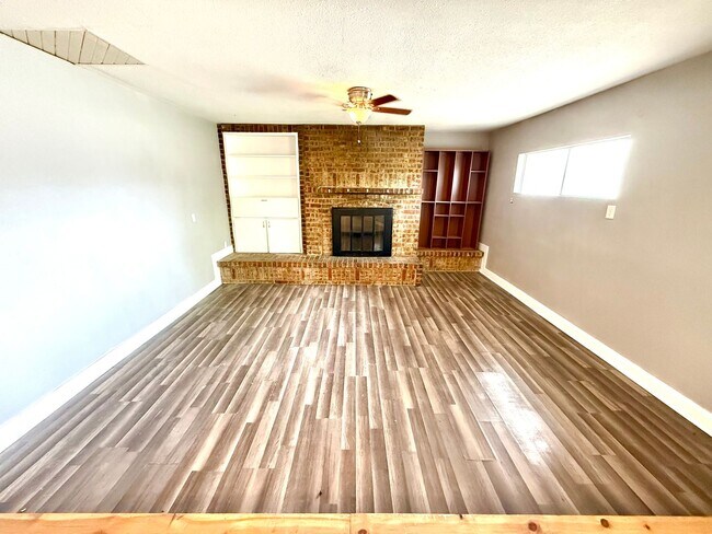Photo - AVAILABLE NOW! 3 Bedroom / 2 Bath Corner L...