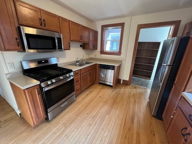 Building Photo - 601 E Gorham St Unit 1