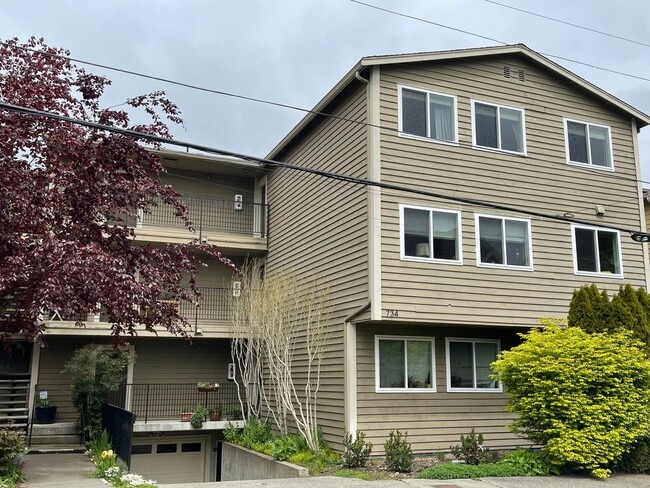 Building Photo - Bright & Spacious Top-Floor Condo in Greenwood! Unit 6