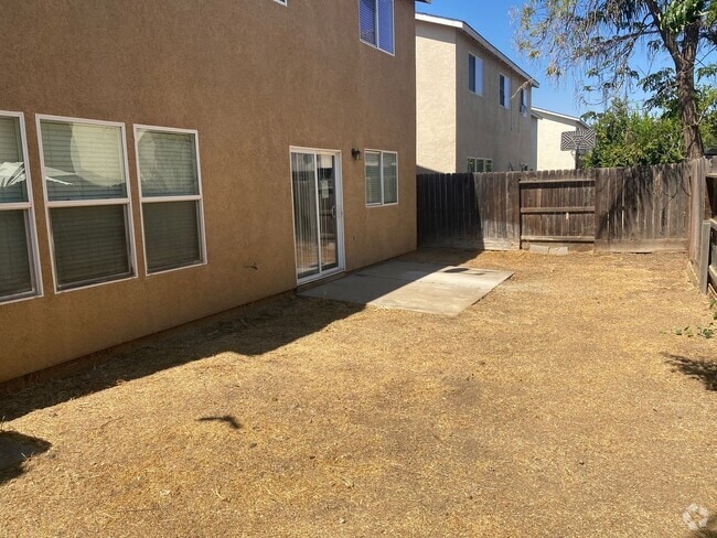 Building Photo - Beautiful Family Home!