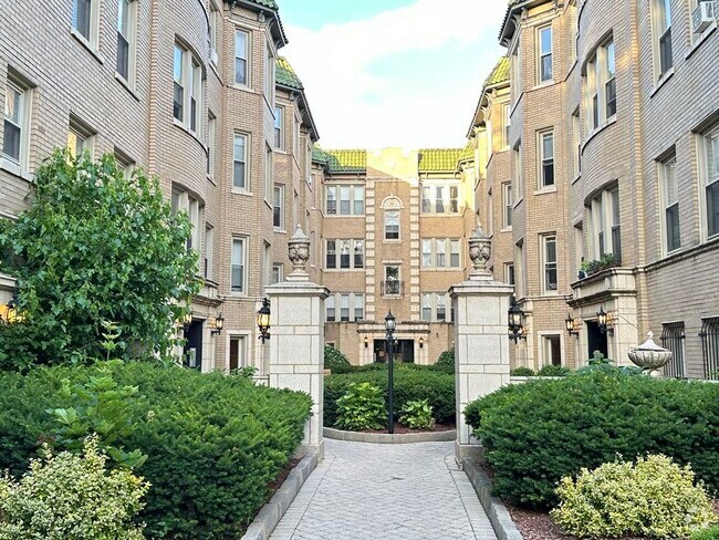 Building Photo - 4237 N Paulina St Unit 2W Rental