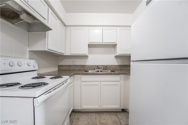 Building Photo - 585 S Royal Crest Cir Unit 16