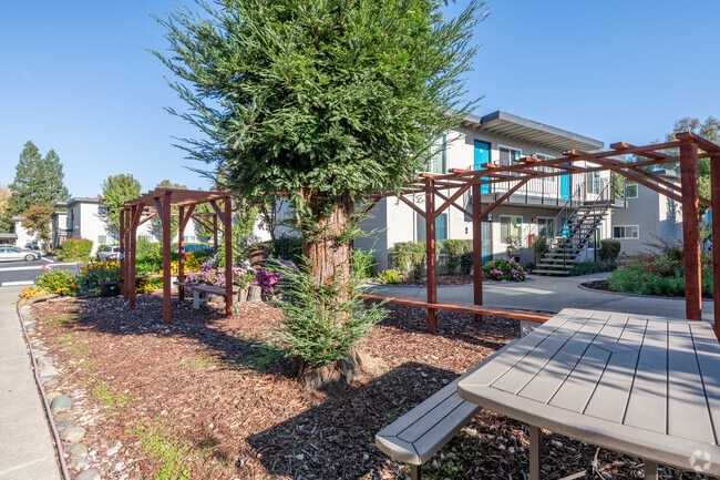 Building Photo - Gold Run Apartments