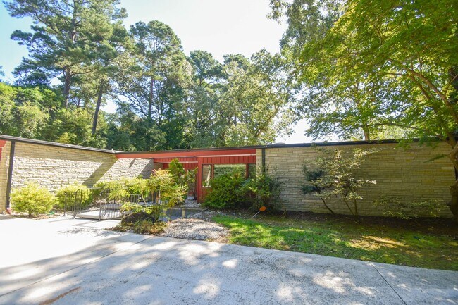 Building Photo - 4 Bedroom 3.5 Bathroom On The Lake! Rental