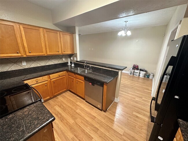 Photo - 6946 Paris St