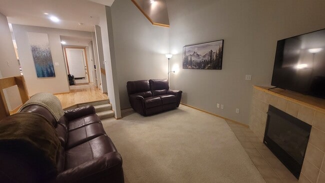 Building Photo - Spacious Townhome with Amazing Views