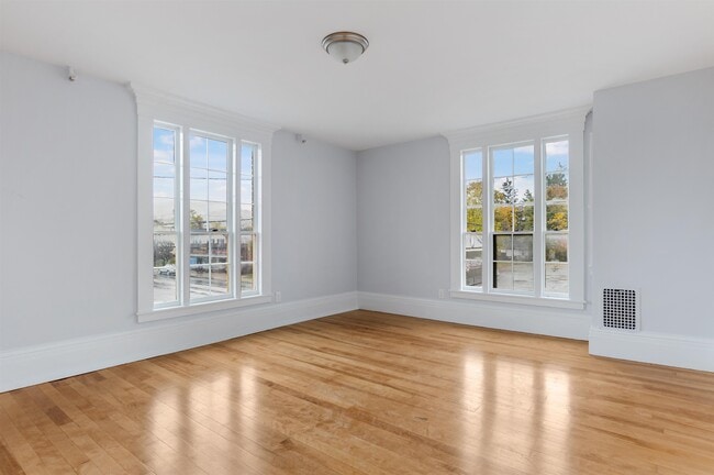 Building Photo - 109 Pleasant St Unit 203