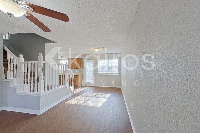 Photo - 832 Courtenay Pl