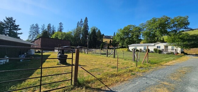 Building Photo - Horse Property on 2.5 Acres Minutes to Downtown Grants Pass