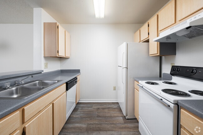 2BR, 2BA - 966SF - Kitchen