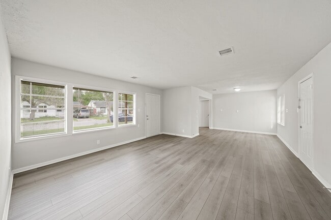 Photo - 2253 Collier St