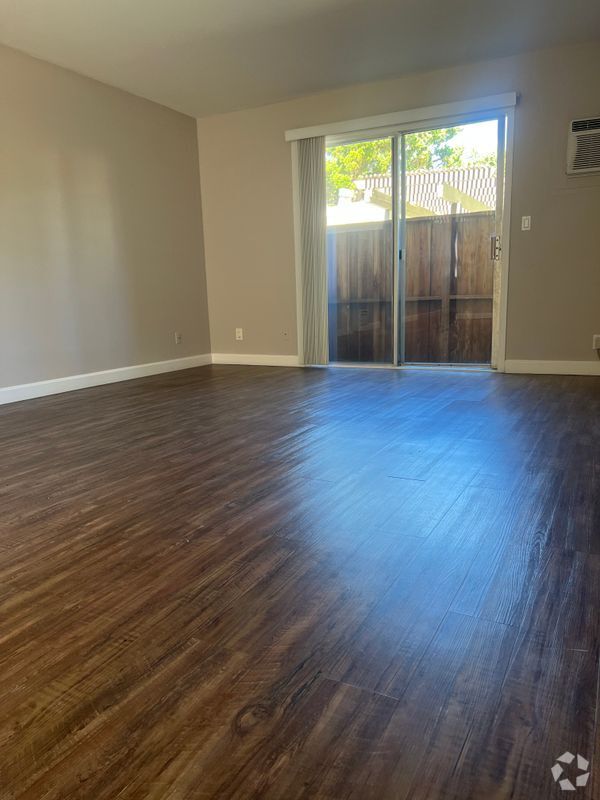 Building Photo - 3401 Hillsborough Dr Rental