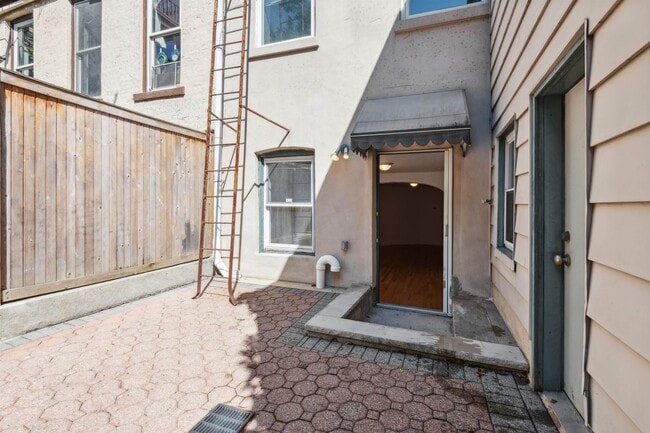 Photo - 113 Sussex St Unit Grdn