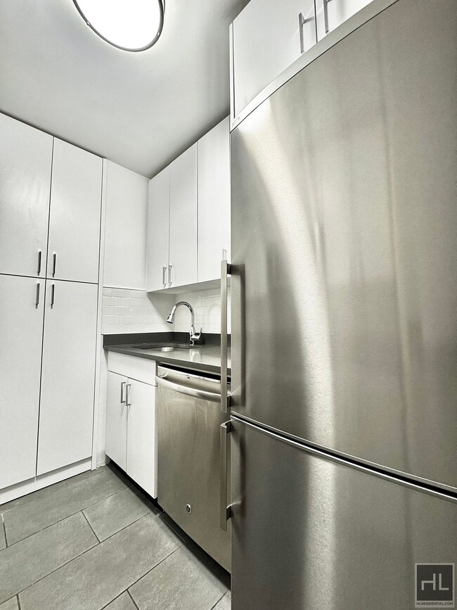 Building Photo - EAST 56 STREET Unit 4F