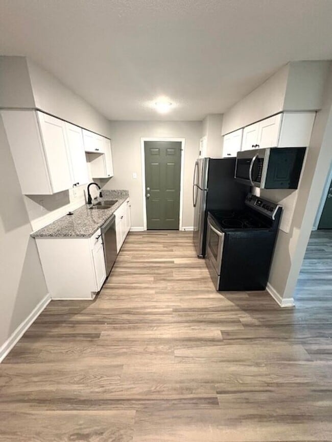 Building Photo - Walk to Class! Renovated 1BD by the Highla...