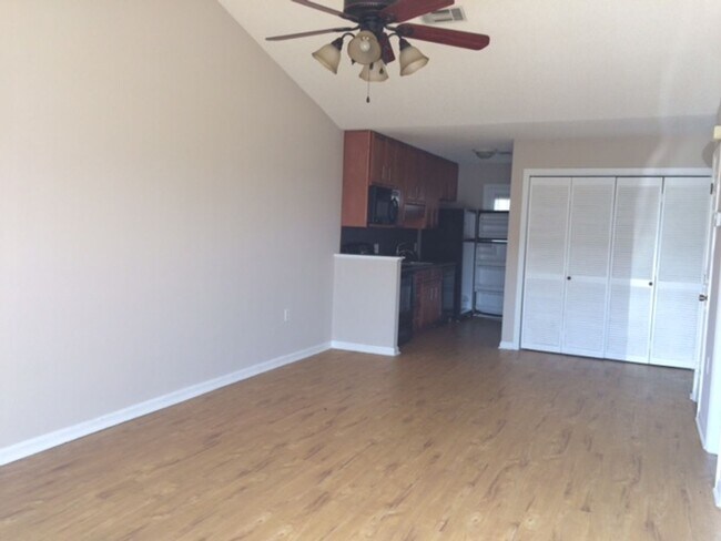 Building Photo - 2 Bedroom 2 Bath Available NOW!