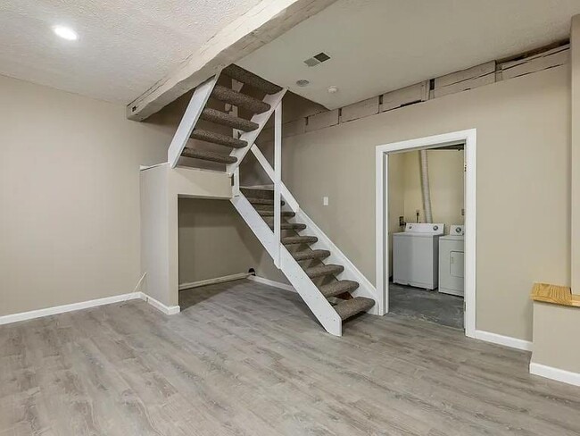 Photo - 93 W 9th Ave