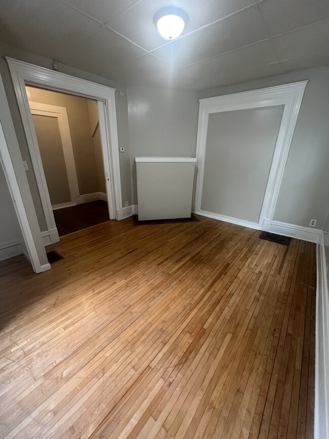 1091 Bush Ave