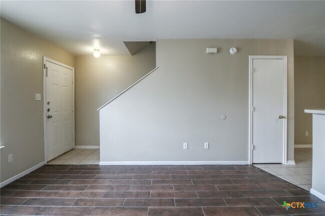 Photo - 807 Leifester Cir Unit B