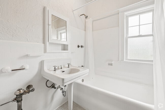 1BR, 1BA - 600SF - Bathroom