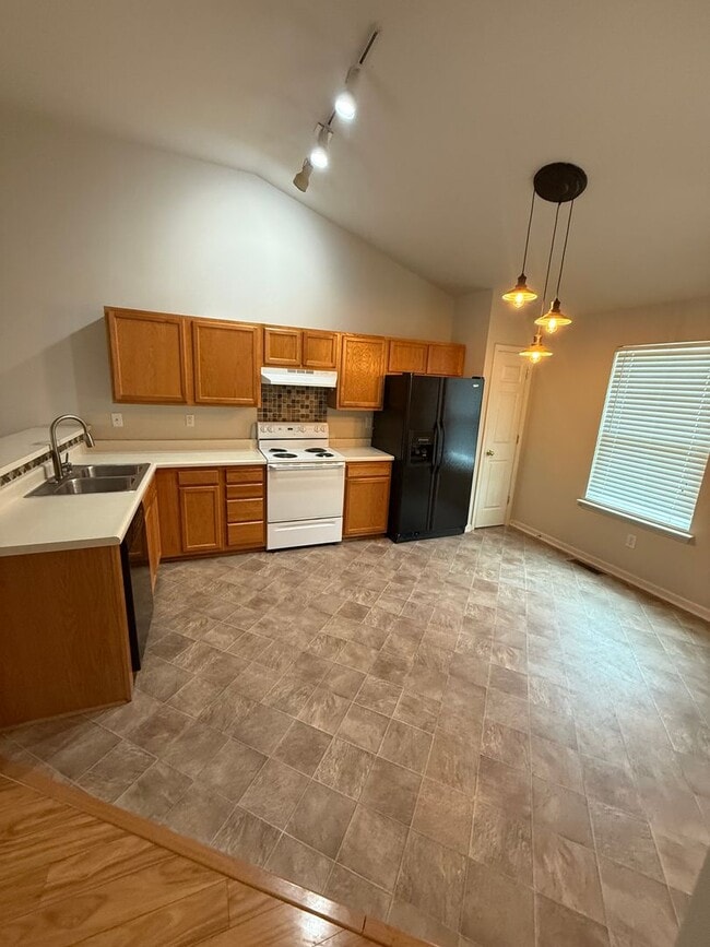 Building Photo - 2-bedroom, 2-bath townhouse in Nicholasville, KY