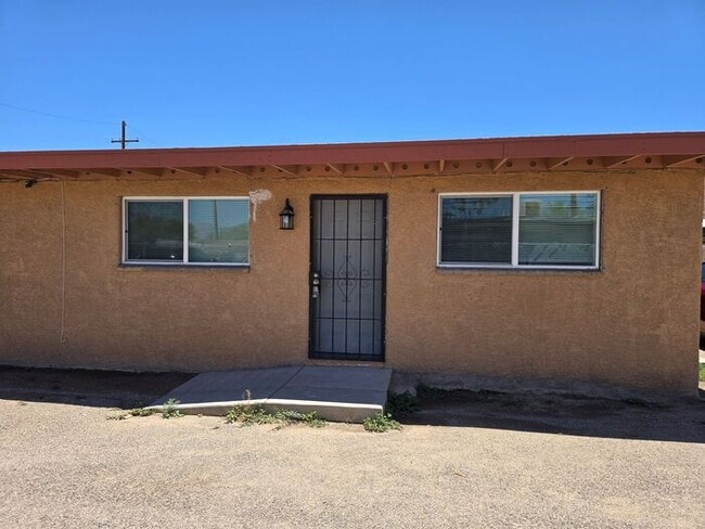 Building Photo - SPACIOUS 2BD/1BA  DUPLEX HOME AVAILABLE NOW!!