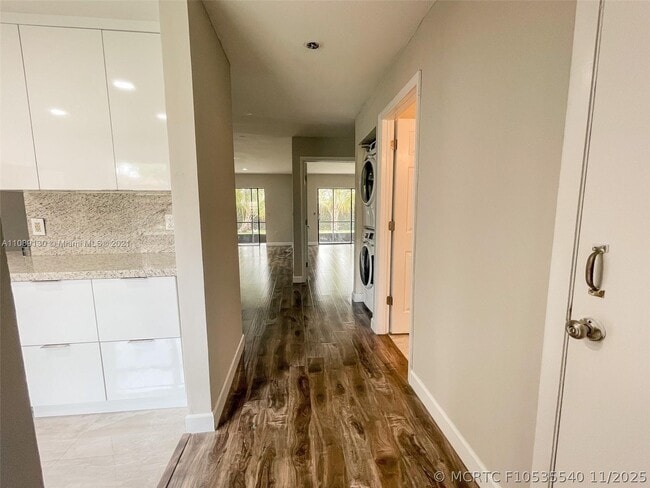 228 Lakeside Cir